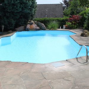 S09-Der-Pool-wurde-mit-hellblauer-Alcorplan-2000-Folie-ausgekleidet.jpg