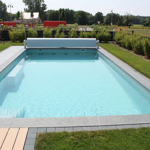 4. Der Pool ist in Betrieb und die Oberflur- Rollladenabdeckung montiert..jpg